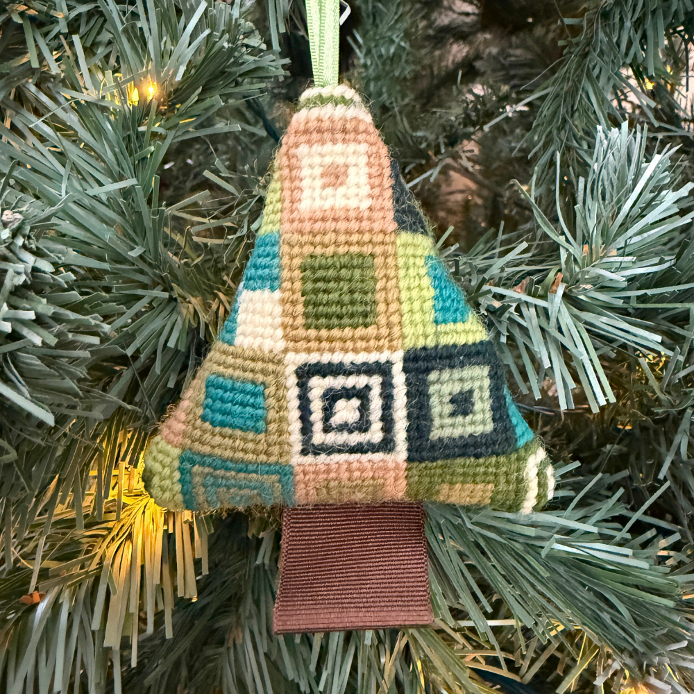 Handmade_Green_Christmas_Tree_Decoration_-_Fine_Cell_Work.png